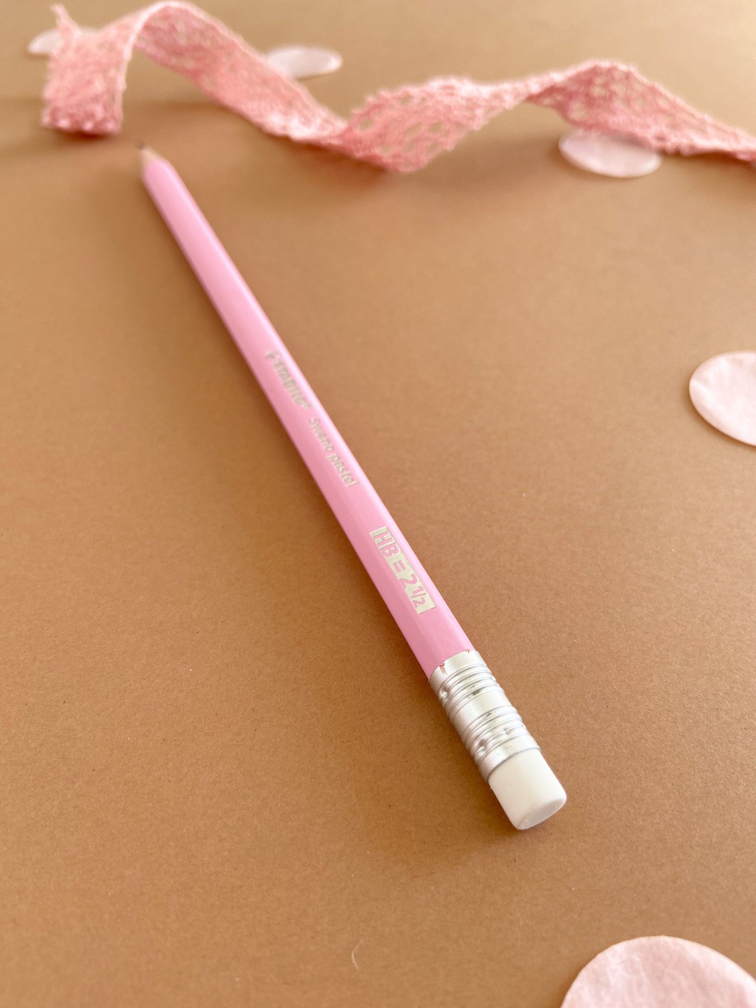 crayon papier rose bonbon